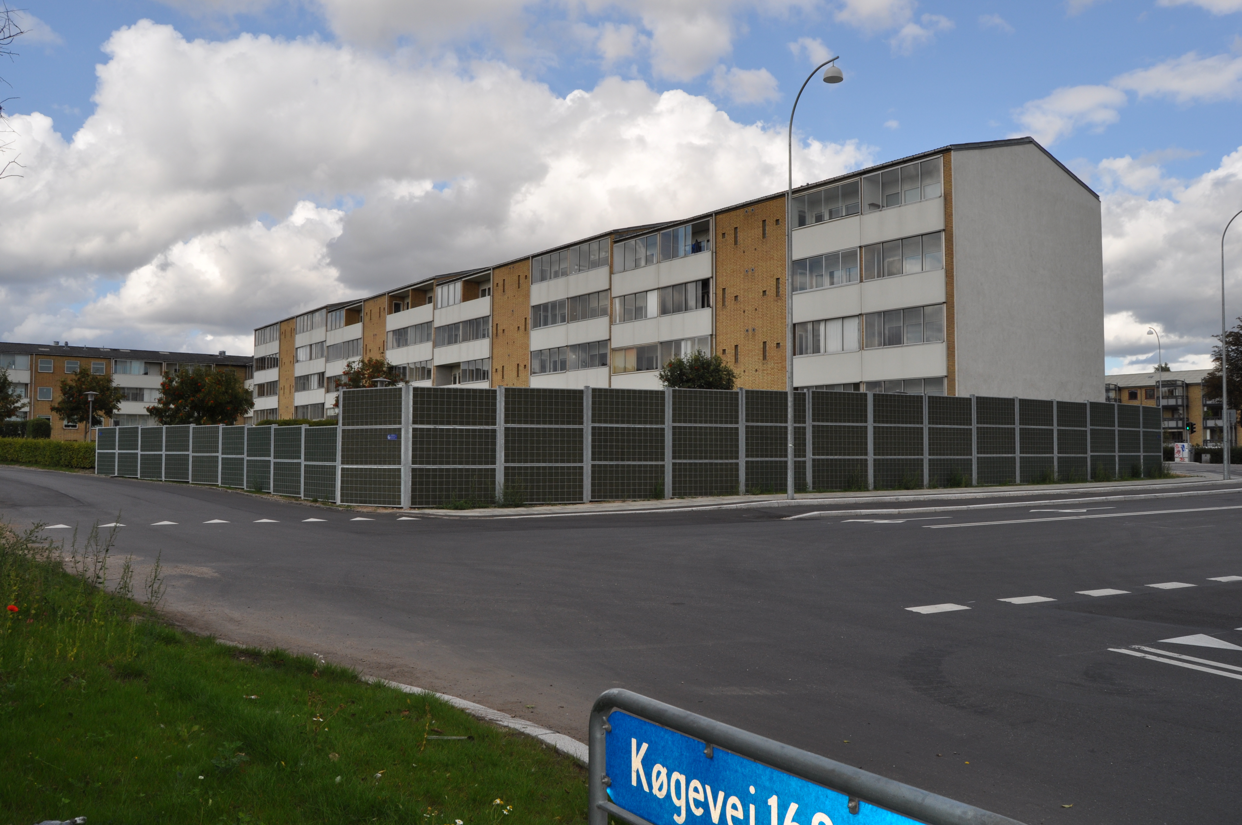 Et Noistop® Steel støjhegn fra Poda Hegn opsat til afskærmning af trafikstøj ved en beboelsesejendom