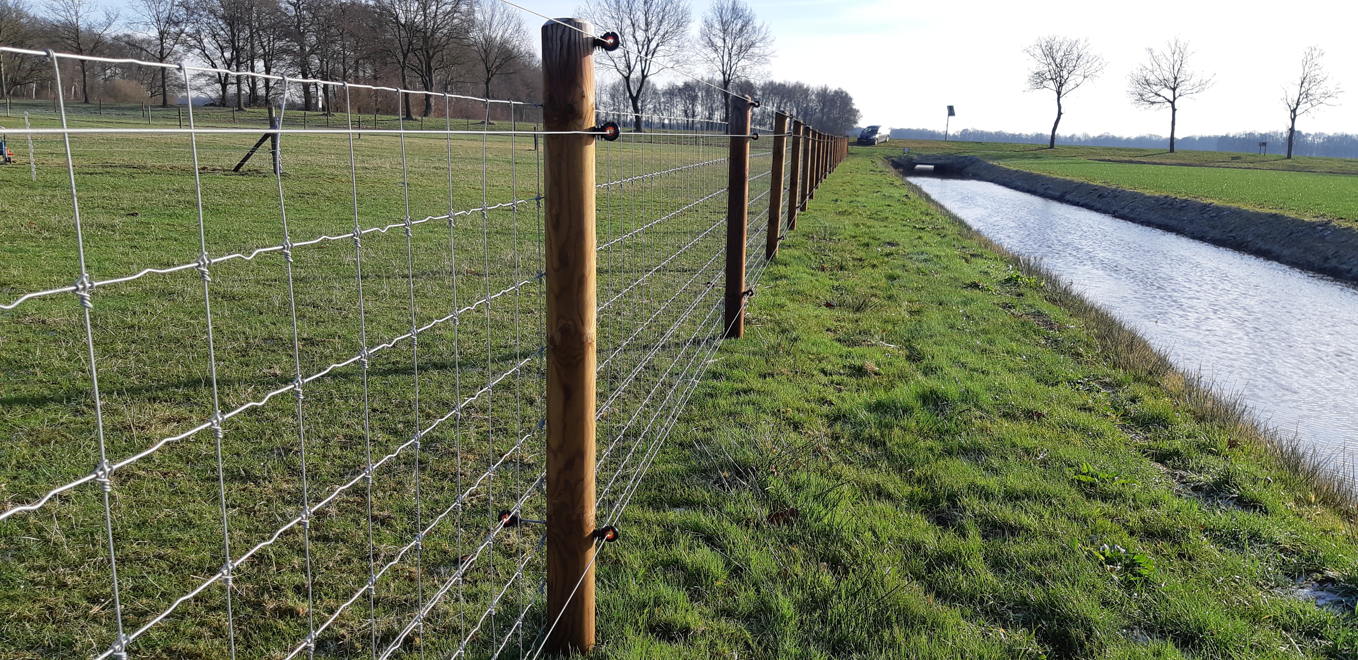 Ulvesikret dyreindhegning, nær en kanal.